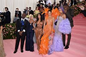 Ici vous trouvez la solution exacte à tenue de gala pour continuer dans le paquet codycross voyage en train groupe 711 grille 2. Photos Lady Gaga Et Sa Robe 4 En 1 Katy Perry Dementielle Les Kardashian Hautes En Couleur Les Plus Beaux Looks Du Met Gala 2019 Voici
