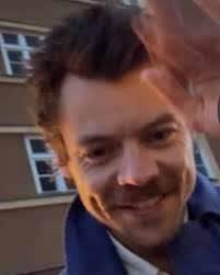 Mi chico bello....de sonrisa hermosa y hoyuelos lindos....te amo  tanto....CONCHALALORAAAAAAAA yo quisiera una foto así mi vida @harrystyles  💚💚 🏡🍒⚡🎤🏳️‍🌈🌴💙🎊🕯️🛐🎗️🔥💚❤️‍🔥 . . #Harry #LoveHarryStyles  #LoveIsLove #HarryStyles ...