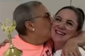 Paciente vence câncer e homenageia profissionais com medalha