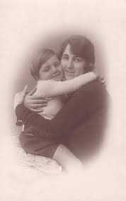 أم وابنها في احد استديوهات التصوير بالقاهره عشرينات القرن الماضي reem egyptian beauty egyptian history history
