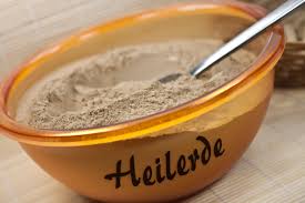 Die innerliche anwendung der heilerde kann sich wohltuend auf den ganzen körper auswirken und soll bei verbreiteten leiden wie durchfall, sodbrennen und magenbeschwerden helfen. Heilerde Herkunft Wirkung Und Anwendung Fur Sie Erklart