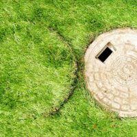 Kanaldeckel defekt und abgesackt, hallo, vor meiner garageneinfahrt ist ein leicht gewölbter, ungefähr 30x30cm großer kanaldeckel. Kunstrasen Schachtabdeckungen Kunstrasenprofi Schweiz Ag