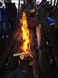 Die altvorderen nannten sie modranecht, die mutternacht. Die Sorgen Ins Feuer Werfen Ideal Fur Rituale Die Wintersonnenwende Am 21 Dezember Ist Der Kurzeste Tag Im Jahr Buxtehude