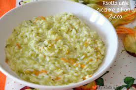 Solitamente i fiori di zucca si usano come ingrediente per piatti di pasta o addirittura per condire la pizza o al limite in pastella, ma difficilmente li si propone come contorno a sé. Risotto Alle Zucchine E Fiori Di Zucca
