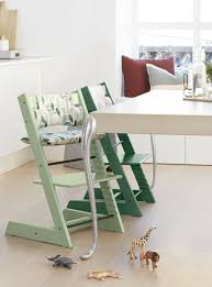 Utilisable dès la naissance grâce à un accessoire astucieux, elle peut être utilisée par un nourrisson, un bébé, un jeune enfant, un enfant, un adolescent et même par un adulte… bref, cette chaise ne s'adresse pas qu'à un type d'individu mais bien à toute. The Tripp Trapp High Chair By Stokke Is One Of The Most Versatile Wooden High Chairs Available Made Of Chaise Haute Design Chaise Cuir Marron Mobilier Enfant