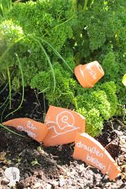 Diy Kreativer Garten Kleinekrautergarten Diy Kreativer Garten Heute Eine Idee Was Ihr Mit Zerbrochenen Topfen Alles Noch Machen Ko Clay Pots Garden Herbs