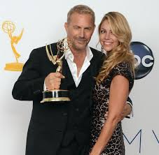 Feb 25, 2021 · a post shared by kevin costner modern west fans (@kevincostner_modernwest_fans) grace is the youngest child among all of kevin costner's children. Haiangriff Kevin Costner Rettet Seine Frau Vor Weissem Hai Welt