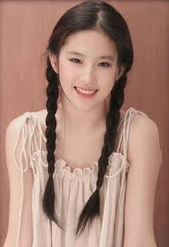 She is the most aura of the little dragon girl, she is the dream lover of  thousands of boys.The value of the face is against the sky Liu Yifei