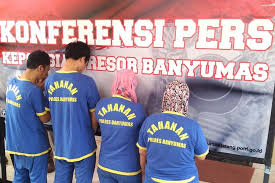 Bahkan beberapa pegawai pt pos indonesia ada yang terpaksa meminjam uang ke rentenir demi menghidupi keluarga karena gaji yang telat diberikan. Geger Temuan 4 Kerangka Manusia Di Banyumas Ibu Dan 3 Anaknya Jadi Tersangka Halaman All Kompas Com