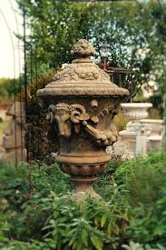 Moderne amphoren in terrakotta, rot oder braun eignen sich für blumen. Garten La Casa Einbeck La Casa Einbeck