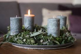 Moderne Adventsgestecke Basteln Diy Ideen Mit Naturmaterialien Adventsgestecke Basteln Adventsgesteck Und Hubsche Weihnachtsdeko