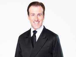 Du beke žije v buckinghamshire s manželkou hannah summersovou. Celebrity Travels Anton Du Beke Cruise International