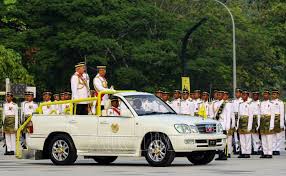 Di indonesia, semboyan dan persinyalan kereta api didefinisikan sebagai pesan/tanda berupa isyarat tangan, sinyal, suara, bentuk, warna, atau cahaya yang ditempatkan pada suatu tempat tertentu dengan makna tertentu untuk mengatur dan atau mengontrol pengoperasian kereta api.semboyan kereta api dapat berupa perintah atau larangan yang diperagakan melalui petugas/orang, atau alat berupa wujud. Agong Cemar Duli Berangkat Ke Istiadat Mengarak Panji Panji Air Times News Network