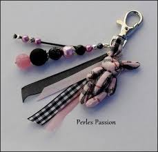Bijou De Sac Jenny Ou Porte Cles Perles Verre Metal Resine Couleurs Rose Noir Fil Ru Bijoux De Sac Bijoux De Sac Diy Idees De Bijoux