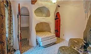 طرح أحد منازل القصص الخيالية للبيع والمجهز بالأدوات العصرية الرائعة Home Decor Outdoor Bed Decor