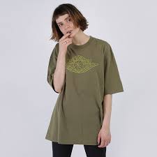 Модель оверсайз имеет свободный силуэт, спущенную линию плеч. Zhenskaya Futbolka Oversize Tee Ot Jordan Cv7429 222 Kupit Po Cene 1970 Rub V Internet Magazine Streetball