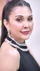 💌 makeup by: me hair by: @angeljamelarin_hair gown and styled by:  @maxiecinco #TheKing4ever #PopsFernandez #DressLikePops #OOTD #glam  #fitcheck #concertfit