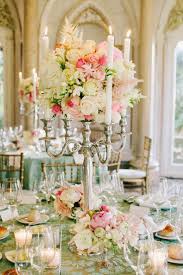 Para hacer unos centros de mesa para boda económicos, manteniendo la elegancia y originalidad, puedes seguir los siguientes consejos los centros de mesa son uno de los símbolos más importantes en la decoración para bodas, de hecho, es donde la novia pone su mayor atención, ya. Decoracion De Las Mesas De La Boda
