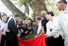 Dun perak mempunyai 59 ahli dewan undangan negeri (adun) membabitkan 25 kerusi barisan nasional (bn) yang semuanya umno, ph membabitkan dap, parti amanah negara (amanah) dan pkr menguasai 24 kerusi; Pakatan Perak Tanam Pokok Peringati Dun Bawah Pokok Semasa Mstar