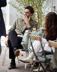 Asked if any tight bonds formed on set, producer judy hofflund told people, something kinda happened with tom and daisy right? Daisy Ridley S Fiance Tom Bateman Wears A Ring On His Wedding Finger During Coffee With Olivia Cooke Daily Mail Online