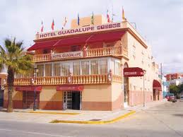 Se encuentra a 3 minutos a pie de la playa cruz del mar y del golfo. Hotel Guadalupe Chipiona Cadiz Spanien