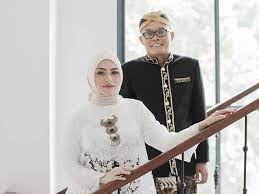 Sule resmi mempersunting nathalie holscher dengan maskawin 75 gram dan uang senilai rp 200 juta, serta seperangkat alat shalat. Ups Banyak Cewek Yang Kena Semprot Nathalie Holscher Gegara Centil Ke Sule