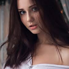 Leona Hastings's Instagram, Twitter & Facebook