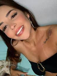 Mayra Faria's Instagram, Twitter & Facebook