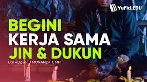Biasakanlah untuk selalu berdoa ketika masuk ke dalam rumah, pun sebaliknya, menutup pintu dan jendela ketika maghrib datang dengan bismillah nah, setelah mengerti bagaimana doa mengusir setan dalam islam, maka jangan sampai hal tersebut dilupakan. Ilmu Hitam Ilmu Sihir Dalam Islam Kerjasama Jin Dan Dukun Ustadz Aris Munandar Yufid Edu E Learning Center Belajar Mudah Menyenangkan