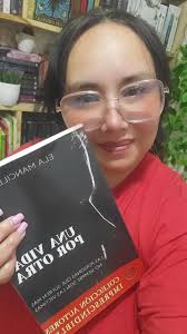 Este es uno de los mejores libros que leí en el 2024✨️, Este libro me  enganchó desde el primer momento y terminé leyéndolo en un día y medio. La  historia tiene de todo, mentiras, secretos, traiciones, ...