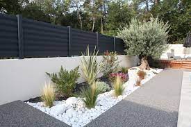 Modele de petit jardin avec galets et gravier decoratif dinspiration zen. Clotures Aluminium Modele Brise Vue Menuiserie Cloturel Aluminium Coulissant Brisevue Entree Jardin Ple Amenagement Jardin Jardin Exterieur Deco Jardin