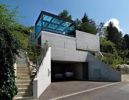 Haus Am Hang Bauen Die Besonderen Anforderungen Der Hanglage Erfullen Architektur Haus Modernes Haus Haus Hanglage