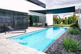 Erst wird eine ausschachtung im garten vorgenommen und. Schmaler Langer Pool Im Garten Mit Sonnensegel Sonnensegel Garten Pool Im Garten Langer Pool
