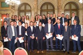 Die hochschule luzern ist die fachhochschule der sechs zentralschweizer kantone und vereinigt die departemente technik & architektur, wirtschaft, informatik, soziale arbeit, design & kunst sowie. Hochschule Luzern Wirtschaft 472 Absolventinnen Und Absolventen Hochschule Luzern