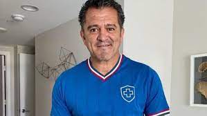 Y lo hacía estrenando su nueva indumentaria visitante. Noticias De Cruz Azul Carlos Hermosillo Recibe La Playera De Cruz Azul Campeon Marca