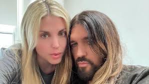 Billy Corgan et Laura Harrier s'ajoutent aux fiançailles et mariages de  2022!