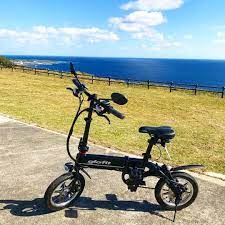 近ごろ粟国島で話題 わたしの愛車 なんで自転車にナンバーがついてるの と聞かれまくってますが 電動バイクです ホワイトが欲しかったけど 島は塩害が酷いのでブラック 電動バイク glafit 粟国の空気を汚さない 空 海 電動バイク
