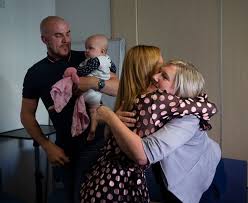 She was not able to see her daughter hollie for three days after giving birth as both mother and child were in danger. Give Him To Me I M His Mummy Amanda Holden Talks About The Heartbreaking Moment She Held Her Stillborn Son Manchester Evening News
