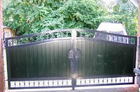 Unter verwendung von holz kommt zumeist eine senkrechte oder diagonale verbretterung zum tragen. Hoftore Aus Polen Von Stahlman