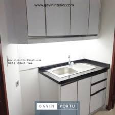 Supaya dapur minimalis mungil terlihat lebih rapi—misalnya dapur minimalis ukuran 2×3—letakkan meja makan di samping kitchen island tersebut supaya kamu tidak. Desain Lemari Dapur Kecil Di Taman Anggrek Kitchen Set Minimalis Lemari Pakaian Custom Hpl Duco Dan Laker Terbaik