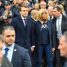 Iubirea lor a rezistat inca din liceu: SoÅ£ia Presedintelui Francez Brigitte Macron A FÄƒcut SenzaÅ£ie Cu Jacheta PurtatÄƒ In Ziua In Care SoÅ£ul Ei A Devenit Presedintele FranÅ£ei Flash News Stiri Vedete Si Evenimente Viva Ro