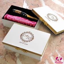 Caixinha De Mdf Para Lembrancinha De Casamento Linda Caixa Em Mdf Personalizada Com Monograma Dos Noivos Com Robe E Baby Ch Convite Padrinhos Casamento Caixa Padrinho Casamento Lembranca Padrinhos Casamento
