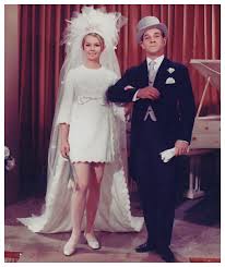 Indtil elisabeth bille så en annonce for seniordans i avisen. Min Kones Ferie 1967