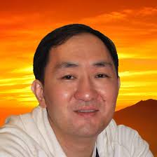 Она — супермодель 90-х. Была помолвлена со знаменитым фокусником, а замуж  вышла за режиссера блокбастеров... Угадаете кто это? :)