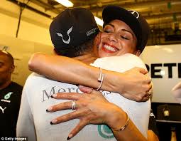 Brytyjczyk poza sportem również prężnie rozwija swoją karierę muzyczną jako raper pod pseudonimem xnda. Nicole Scherzinger Cries As Boyfriend Lewis Hamilton Wins F1 Title In Abu Dhabi Daily Mail Online