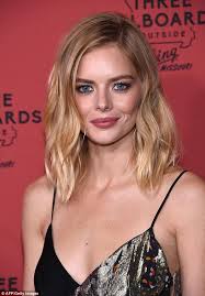 Tre manifesti a ebbing, missouri (three billboards outside ebbing, missouri) è un film del 2017 scritto e diretto da martin mcdonagh, con protagonisti frances mcdormand, woody harrelson, sam rockwell, john hawkes e peter dinklage Samara Weaving Flaunts Her Lean Physique At Film Premiere Daily Mail Online