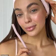 This TikTok-approved dermaplaning tool will leave your skin smooth and  fuzz-free