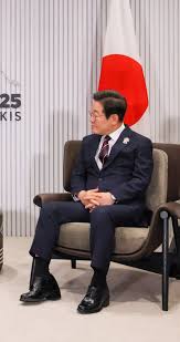 韓国 李在明大統領 シークレットシューズではと話題になっていましたが、私はそれよりも靴下の短さの方が気になりました。  座った時にパンツの下端と靴下の上端の間の絶対領域をチラ見せするのは良くありません。 本来スーツスタイルにおいて素肌が見えてもいいのは、首 ...