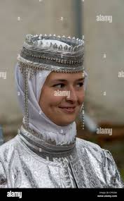 Russia in vestito tradizionale immagini e fotografie stock ad alta  risoluzione