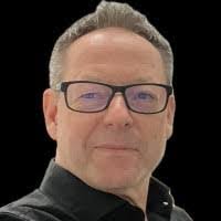 Mike Auer's Instagram, Twitter & Facebook